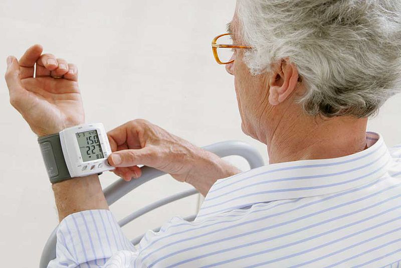 Hypertension artérielle : comment choisir son tensiomètre ? - Top